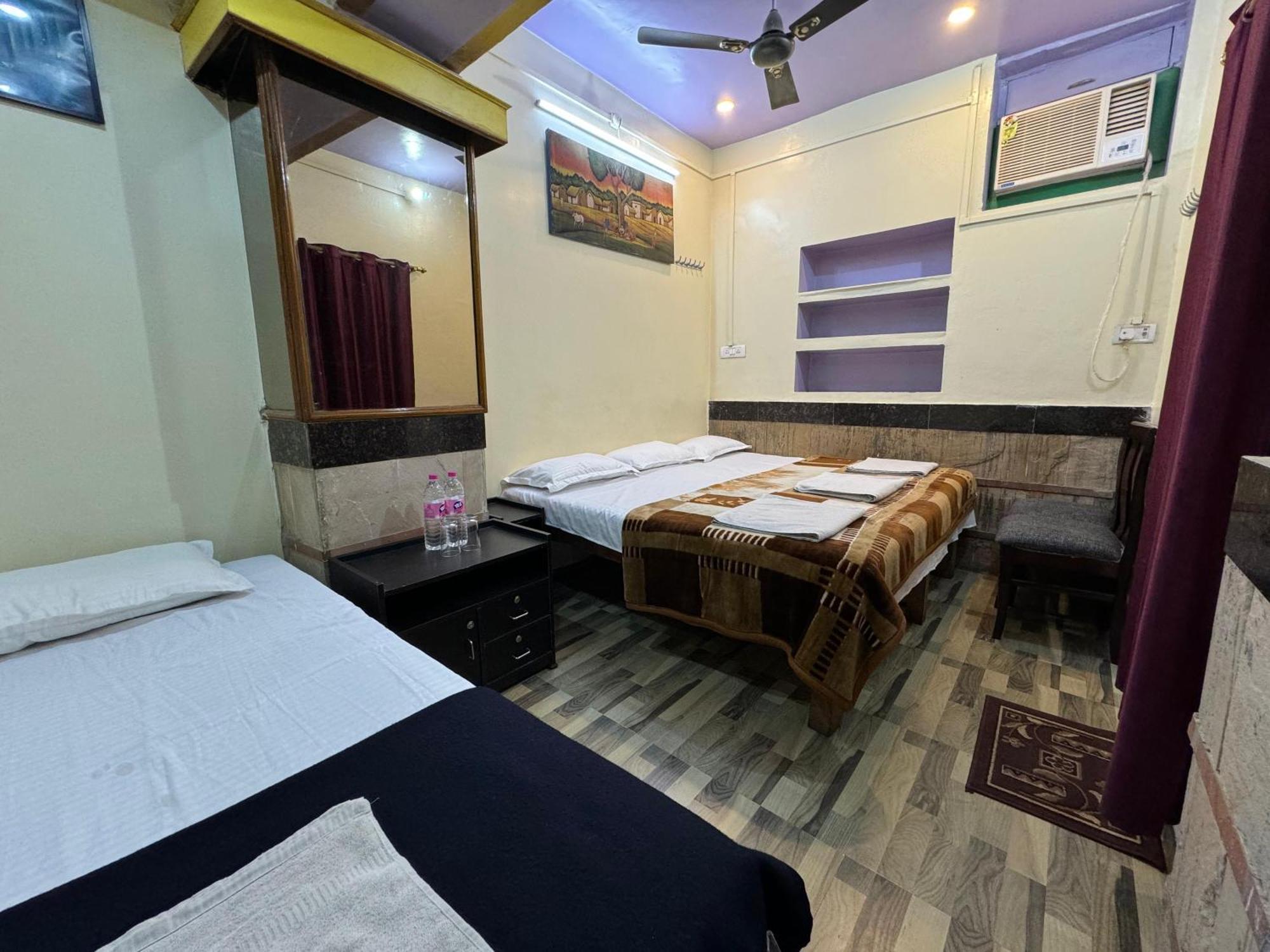 The Golden Lodge Varanasi Esterno foto