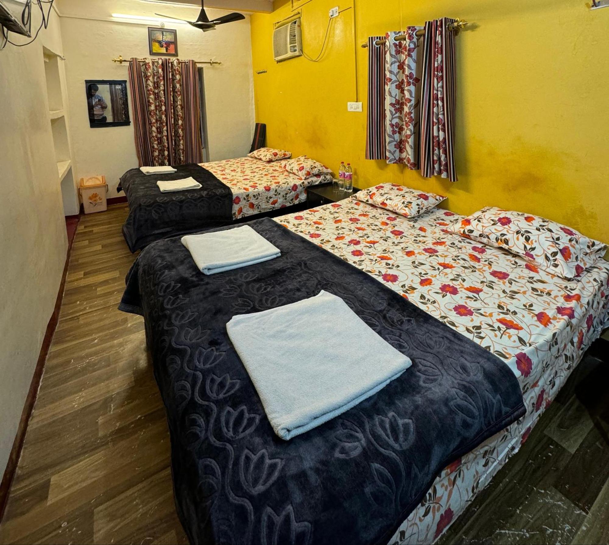 The Golden Lodge Varanasi Esterno foto