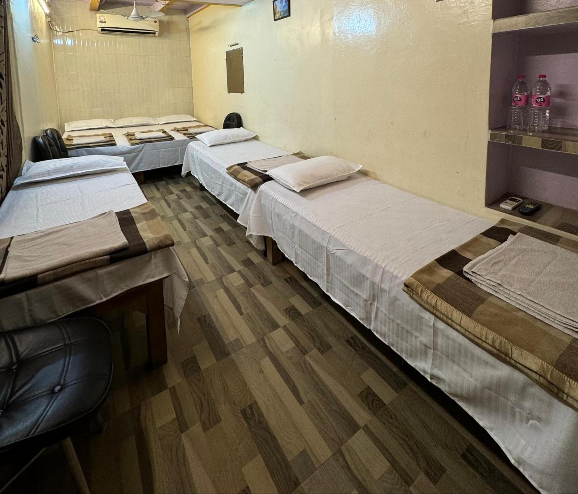 The Golden Lodge Varanasi Esterno foto